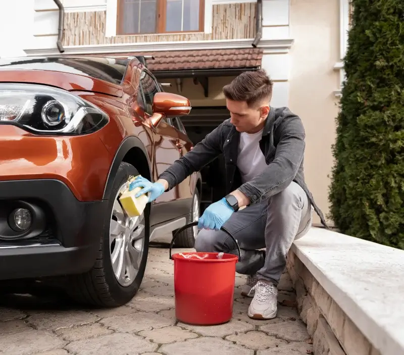 Lavage auto à domicile Sourcieux-les-Mines : professionnel intervenant sur un véhicule